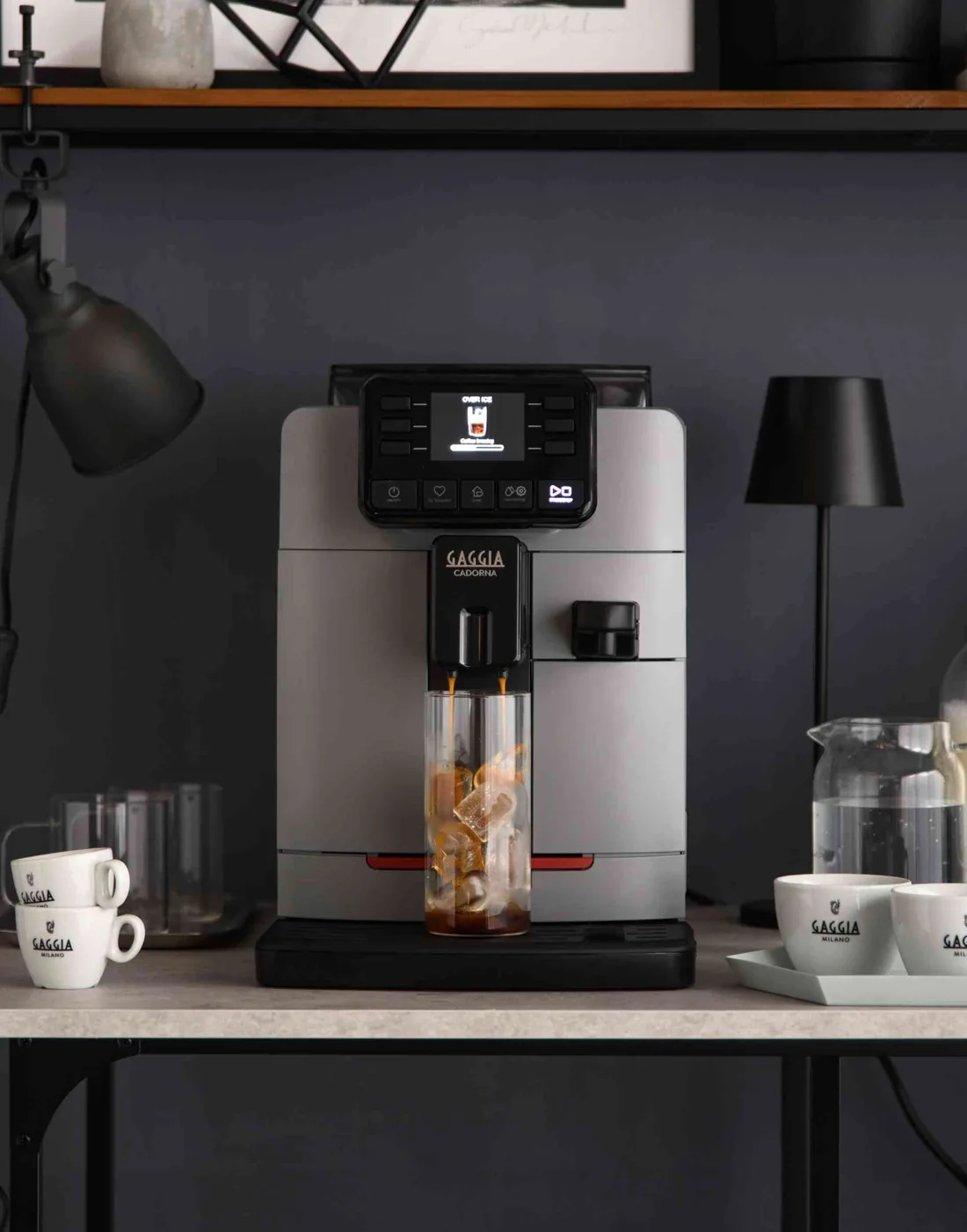 Cafetera superautomática instalada en la barra de café de una oficina