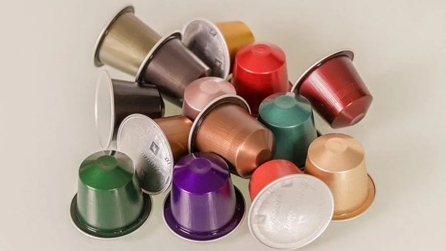 Montón de cápsulas de café de colores, el residuo que genera el sistema de cápsula
