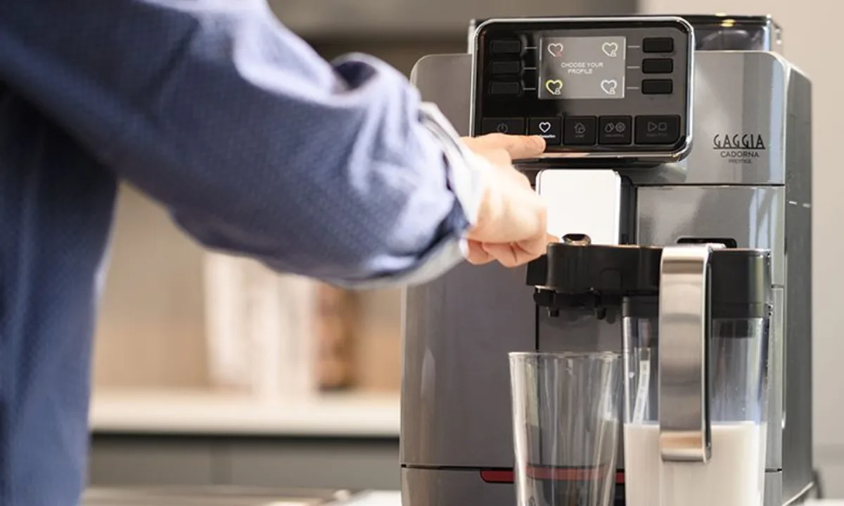 Persona operando la cafetera de la oficina